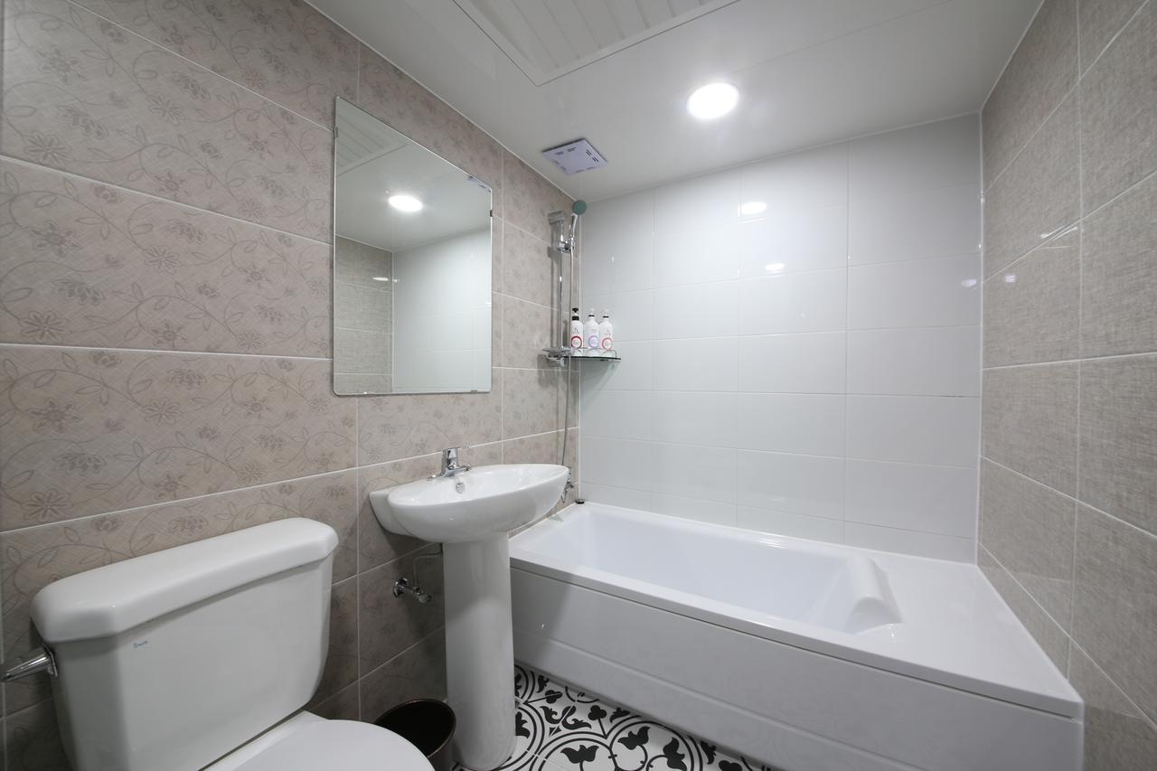 Art Hotel Гуми Экстерьер фото